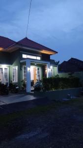 una pequeña casa con luces delante en Elvira Guest House By Akasha, en Giri
