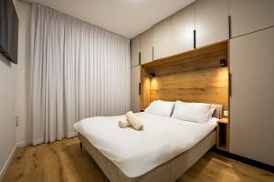 En eller flere senge i et værelse på Madrid Apartment - By Harim