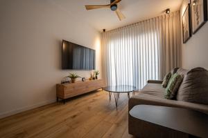 Et tv og/eller underholdning på Madrid Apartment - By Harim