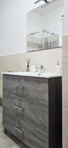 un baño con lavabo y espejo en Guest Holiday Gambara 1 e 2, en Reggio Emilia