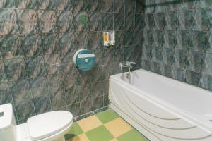 een badkamer met toilet en ligbad bij The Lake Silk Hanoi Boutique Hotel & Spa in Hanoi