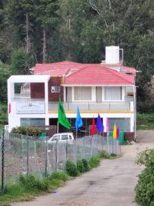 una cerca con banderas delante de una casa en Dream Palace Kodaikanal, en Kodaikanal