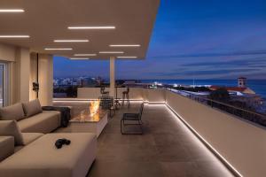 sala de estar con vistas a la ciudad por la noche en Hamilton Elite Penthouse, en Rodas