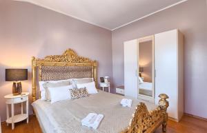 Sunny private pool apartments Seamare في ستينغان: غرفة نوم بها سرير كبير ومرآة +38 صورة