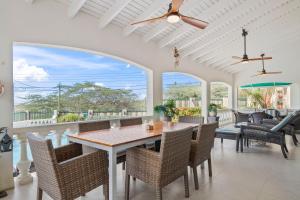 a dining room with a table and chairs at Boegoeroei 33E in Palm-Eagle Beach