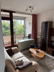 ein Wohnzimmer mit Sofa und Tisch in der Unterkunft Francis Apartment am Mountainbike-Park in Winterberg