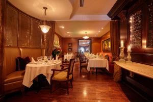 En restaurant eller et spisested på Wedgewood Hotel & Spa - Relais & Chateaux