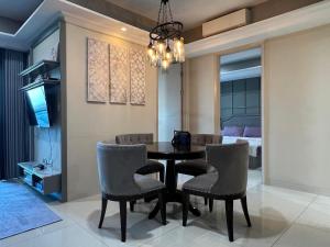 Un lugar para sentarse en La Riz Residence 2BR Pakuwon Mall City View