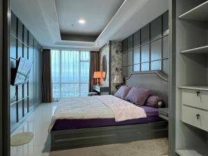 Una cama o camas en una habitación de La Riz Residence 2BR Pakuwon Mall City View