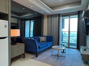 Una televisión o centro de entretenimiento en La Riz Residence 2BR Pakuwon Mall City View