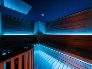 bolera con luces azules en una habitación en Minn Gion Sanjo, en Kioto 19 fotos más