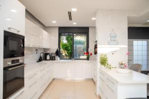 Η κουζίνα ή μικρή κουζίνα στο Chill Villa - וילה מדהימה עם בריכה פרטית מחוממת +21 φωτογραφίες