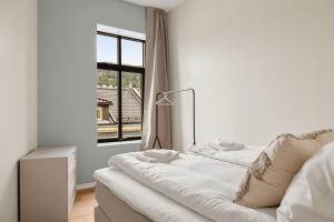 เตียงในห้องที่ HH - Modern Apartments l City Center