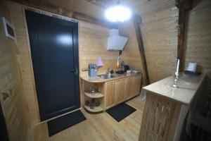 Kuchyň nebo kuchyňský kout v ubytování LaGiRa Retreat