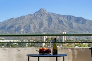 En generel udsigt til bjerge eller udsigt til bjerge taget fra lejlighedshotellet