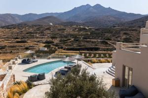 una villa con piscina con montagne sullo sfondo di Akrotiri Estate Naxos - Private hillside estate a Naxos Chora