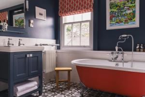 Koupelna v ubytování Herdwick Cottage, Stylish 3 bed, Central Ambleside + 49 fotografií