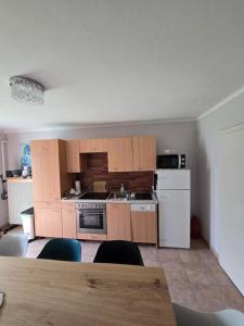 Kuchyň nebo kuchyňský kout v ubytování Haus Bellaflora Apartman + 22 fotografií