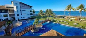 Una gran piscina junto a un edificio y el océano. en Paraíso em Tamandaré - Maui Beach, en Tamandaré 11 fotos más
