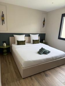 une chambre avec un grand lit blanc avec deux oreillers dans l'établissement Villa Shaina with pool for 6 people, à Artigues-près-Bordeaux