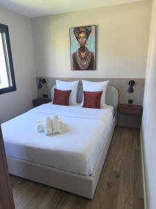 une chambre avec un grand lit blanc avec des oreillers rouges dans l'établissement Villa Shaina with pool for 6 people, à Artigues-près-Bordeaux