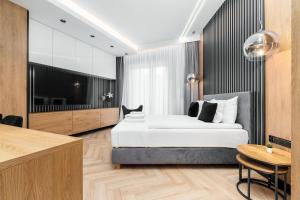 Un pat sau paturi într-o cameră la MARGI Zen Apartament SUPER COSY, POOL, SAUNA