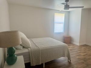 Ένα ή περισσότερα κρεβάτια σε δωμάτιο στο Cruisin coast Coastal condo on golf course