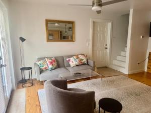 Χώρος καθιστικού στο Cruisin coast Coastal condo on golf course