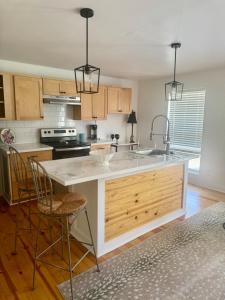 Η κουζίνα ή μικρή κουζίνα στο Cruisin coast Coastal condo on golf course