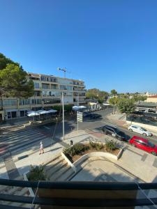 vistas a un aparcamiento con un edificio en Casa Nana, en L'Alfas del Pi