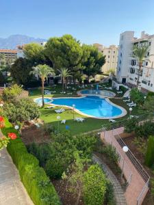 vistas a una piscina en un parque en Casa Nana, en L'Alfas del Pi