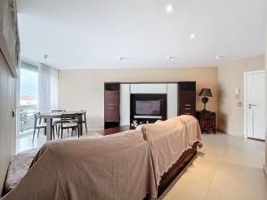 Una sala de estar con una cama y un comedor. en Casa Nana, en L'Alfas del Pi