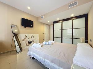 Un dormitorio con una cama grande y un televisor de pantalla plana. en Casa Nana, en L'Alfas del Pi 7 fotos más