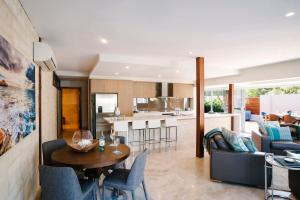 Una sala de estar y una cocina con mesa y sillas. en Eagle Bay Beach Retreat - Steps from the Sands, en Dunsborough