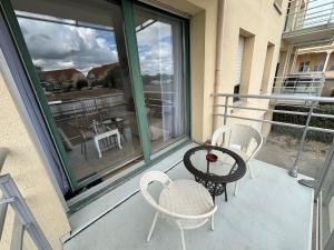 En balkon eller terrasse på Appartement récent à deux minutes de la plage