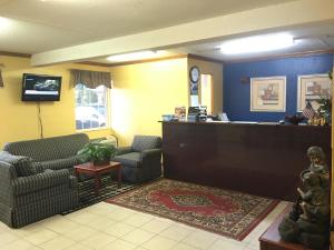 uma sala de espera com duas cadeiras e um balcão de recepção em Americas Best Value Inn Maumee/Toledo em Maumee