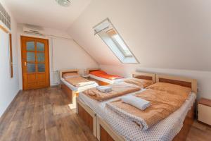 Ένα ή περισσότερα κρεβάτια σε δωμάτιο στο Ménes Vendégház