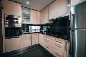Η κουζίνα ή μικρή κουζίνα στο Luxury 3 Bedrooms, Private Heated Pool - EHHouse