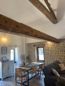 una sala de estar con una mesa y un sofá en La Canopée, 