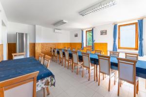 ein Klassenzimmer mit einer Reihe von Tischen und Stühlen in der Unterkunft Diana Vendégház in Bükkösd