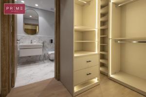 een badkamer met een inloopkast en een wastafel bij Prime Select Mall of Arabia in Zes oktober (stad) +82 foto's