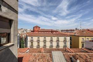 une vue depuis le toit d'un immeuble dans l'établissement Habitaciones San Bernardo, à Madrid