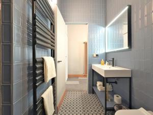 ein Badezimmer mit Waschbecken und Toilette in der Unterkunft Homeby, Cinisca Suites in Bologna