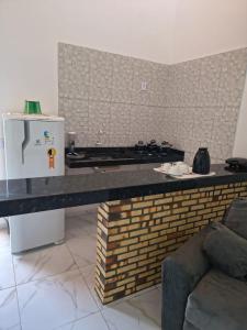 una cocina con estufa y encimera en Pousada Apart Praia Uruaú, en Beberibe