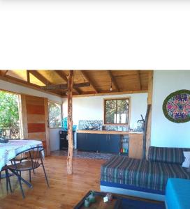 una sala de estar con un sofá y una mesa en oso montaña Cabaña cajón del Maipo, en El Canelo