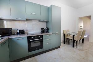 Η κουζίνα ή μικρή κουζίνα στο Modernised Top Floor Apartment with Back Balcony - Close to Balluta & Exiles Beach