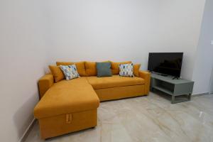Μια τηλεόραση ή/και κέντρο ψυχαγωγίας στο Modernised Top Floor Apartment with Back Balcony - Close to Balluta & Exiles Beach