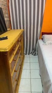 a room with a wooden desk and a bed at Rústica Chapas P in Lençóis