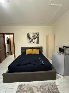 Un dormitorio con una cama grande en una habitación. en Koa Studio 1, en Korçë