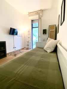 ein Schlafzimmer mit einem großen grünen Bett in einem Zimmer in der Unterkunft Michelangelo Green Corner in Casalecchio di Reno